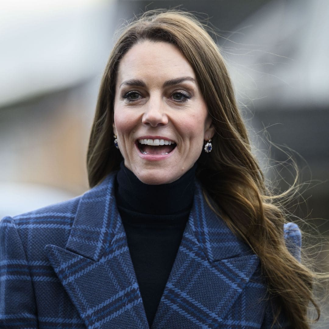 La princesa Kate 'rompe el protocolo' y corre en tacones para atender a sus seguidores