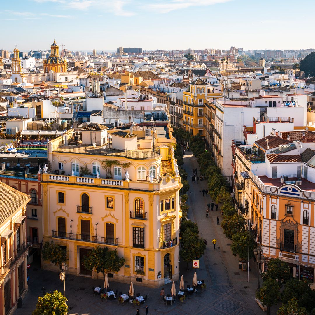 Gracias al tren podrás conocer muchos de los destinos más icónicos de España.