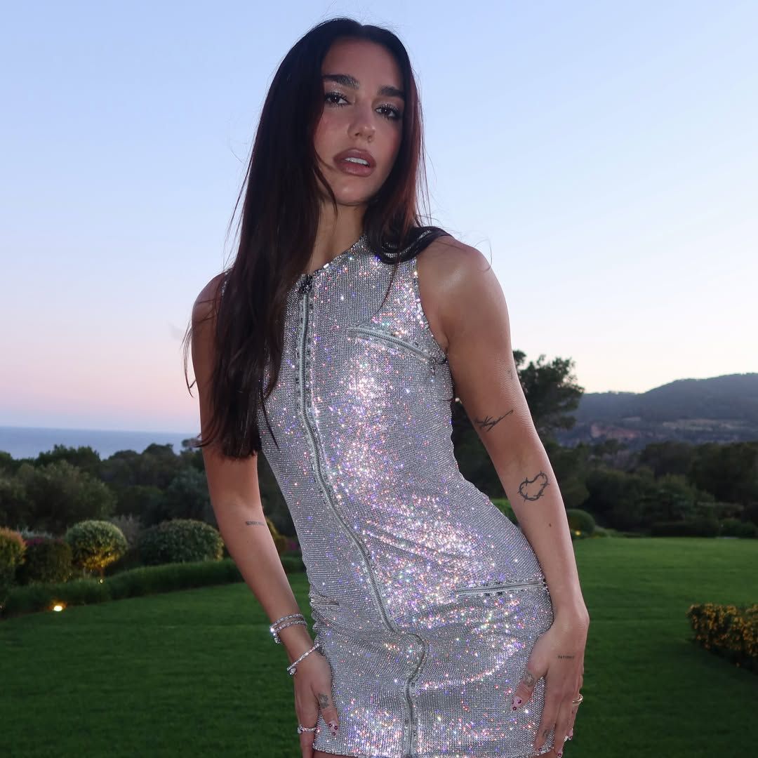 Dua Lipa recupera un 'look' de Kate Moss para su despedida de soltera