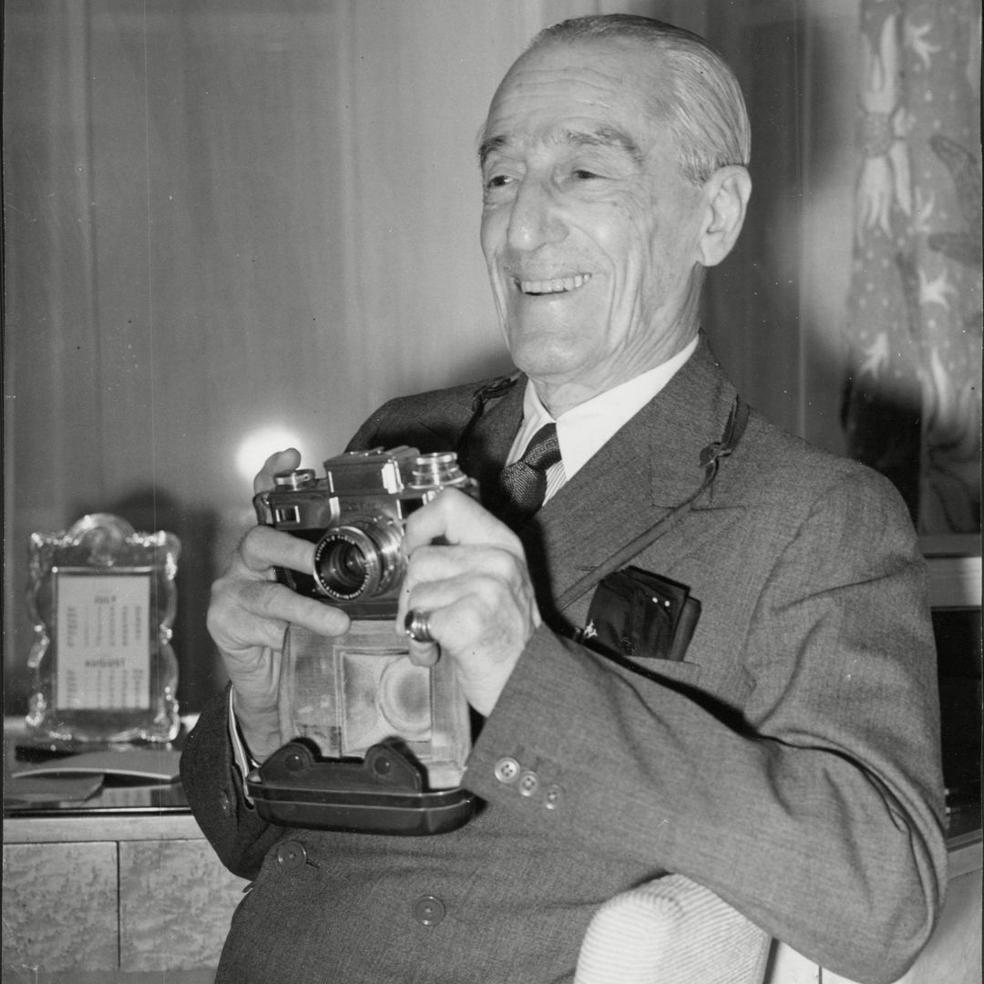 En el retrato, Jacobo Fitz-James Stuart y Falcó junto a su cámara