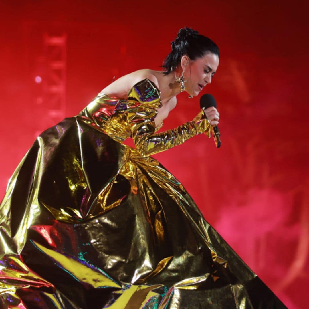 Katy Perry deslumbra con un impresionante vestido metalizado en el concierto por la coronación