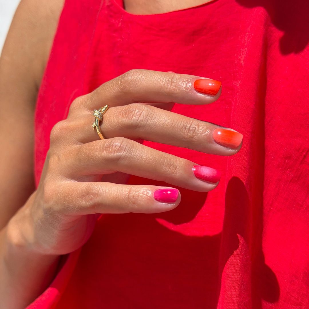 Manicura en tonos rosas y rojos