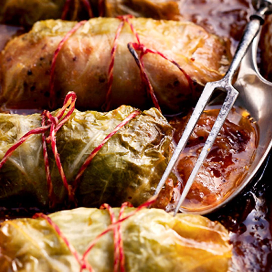 Paquetitos de verdura rellenos de carne con salsa de tomate