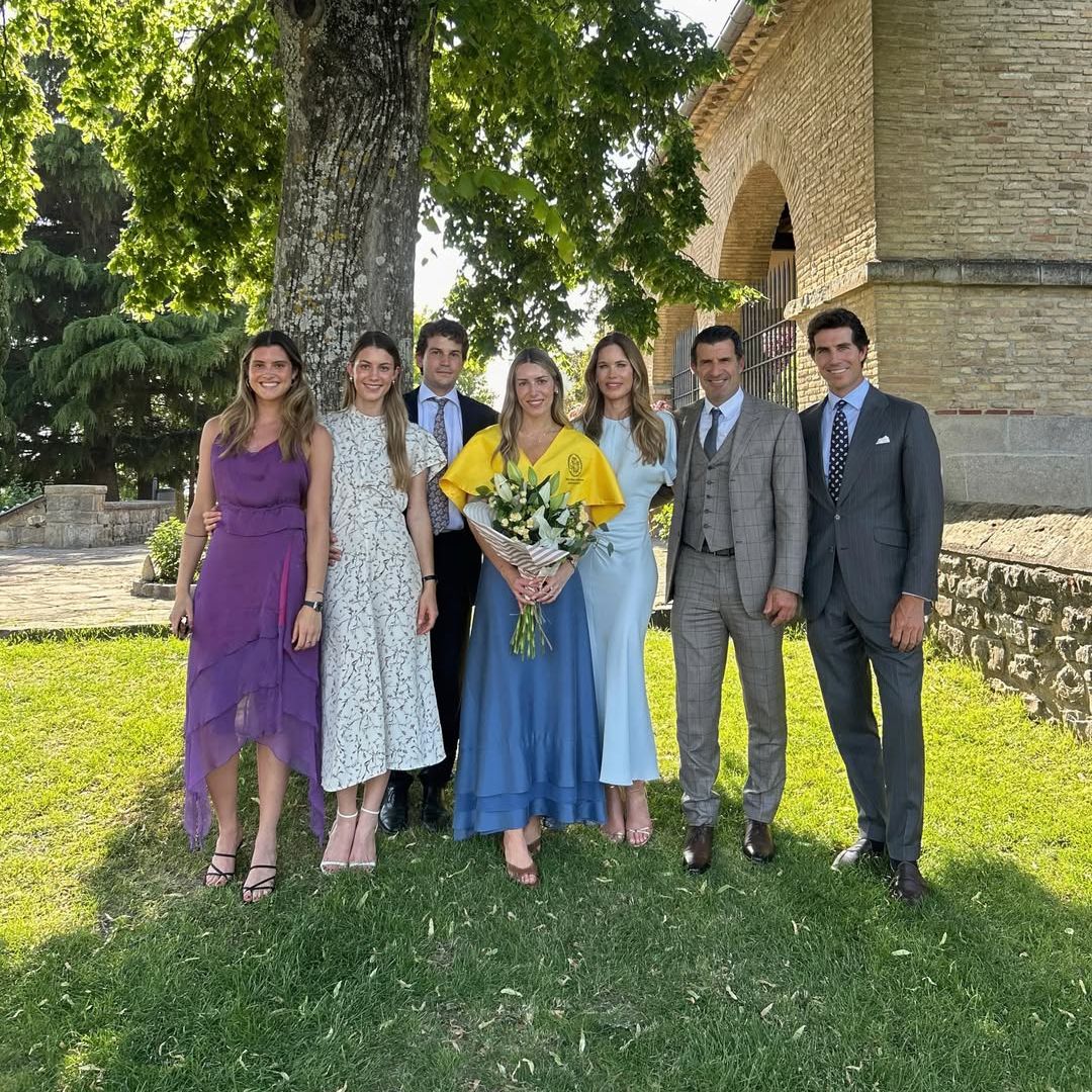 El posado más familiar de Luis Figo y Helene Svedin con sus yernos: así son los novios de sus hijas