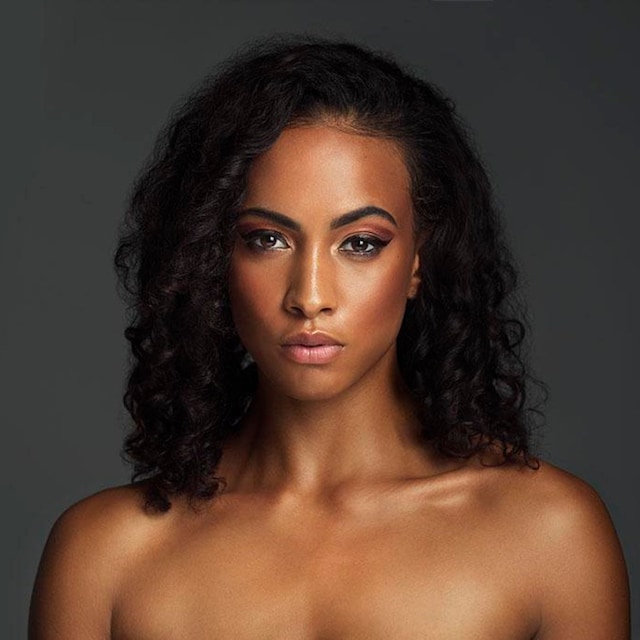 los bronzers de tonos oscuros son perfectos para pieles morenas