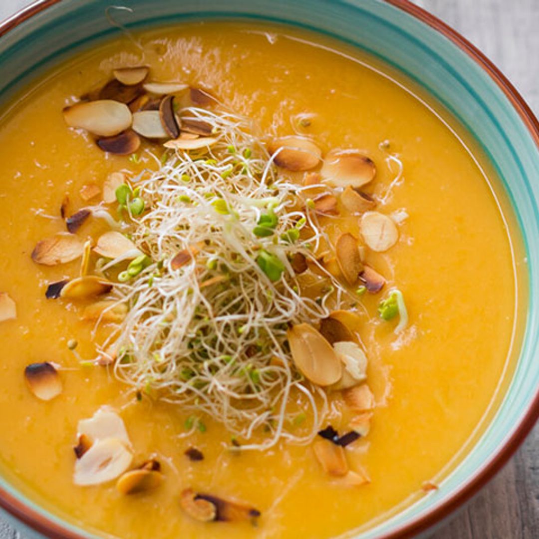 Crema de boniato y chirivía con jengibre y almendras