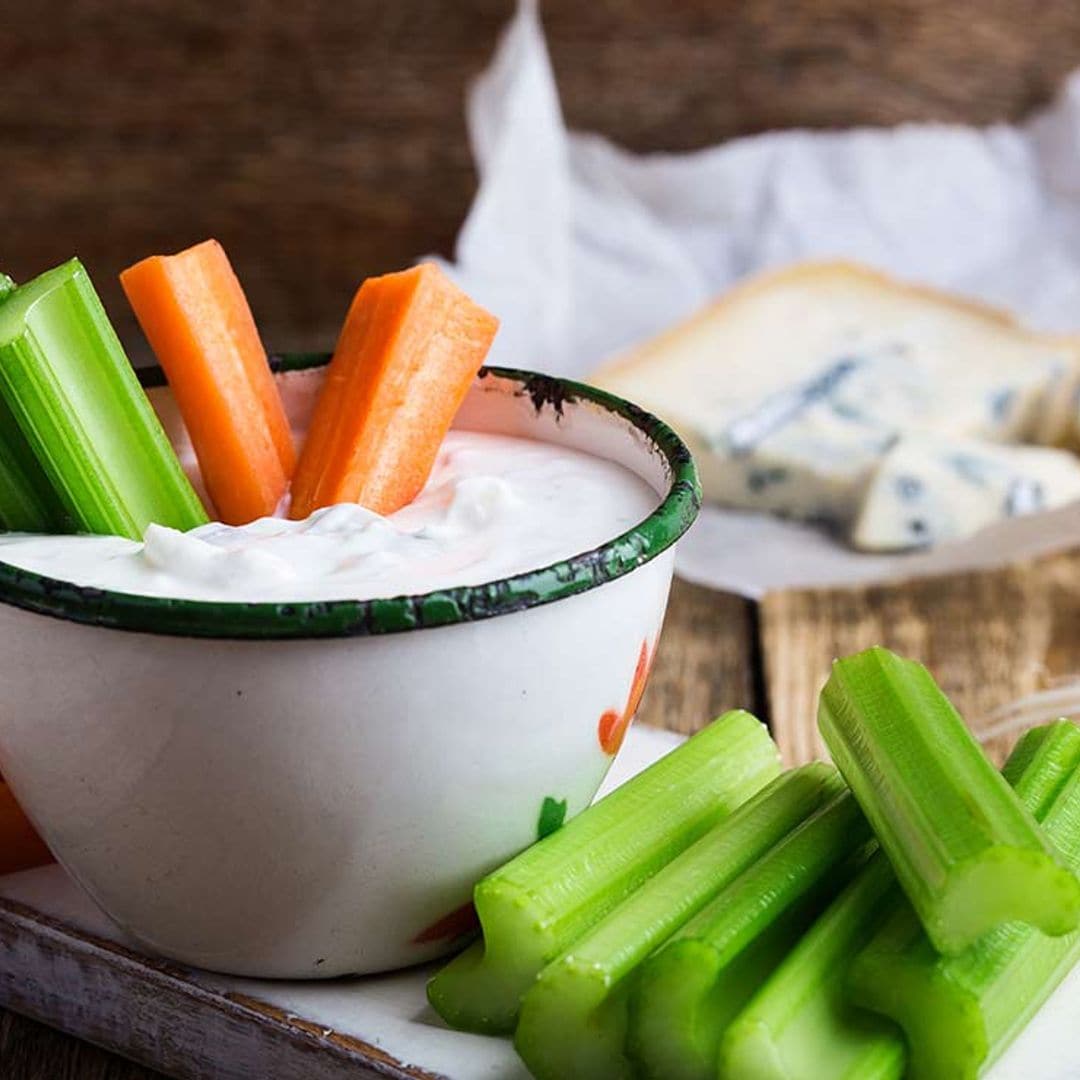 Crudités de apio y zanahoria con salsa de gorgonzola