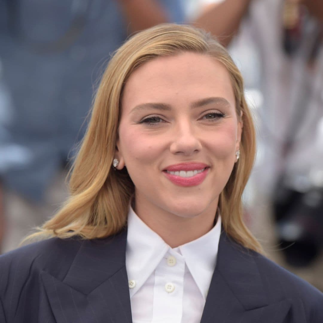 Así es como Scarlett Johansson propone llevar el 'power suit' en verano