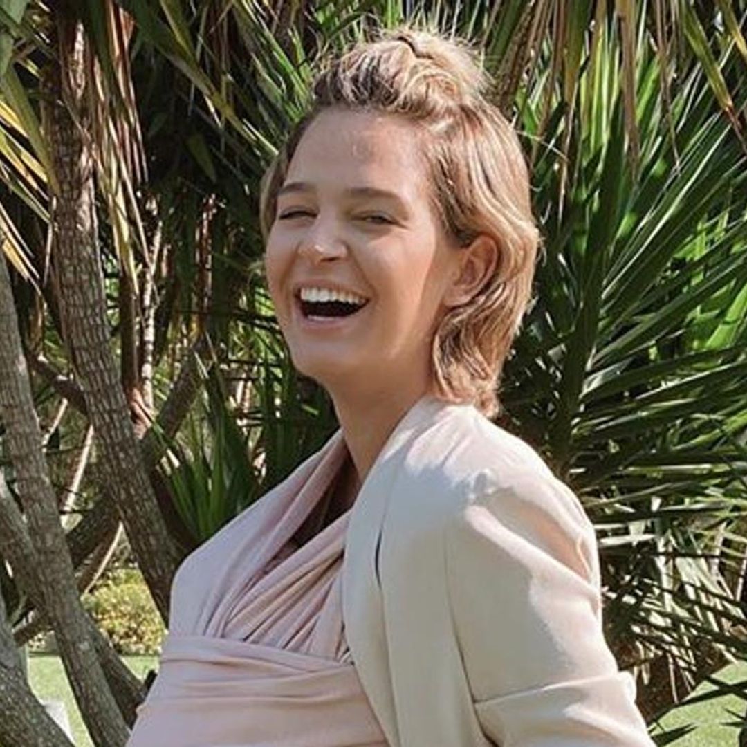 Laura Escanes se pone en 'modo canguro' con su hija Roma