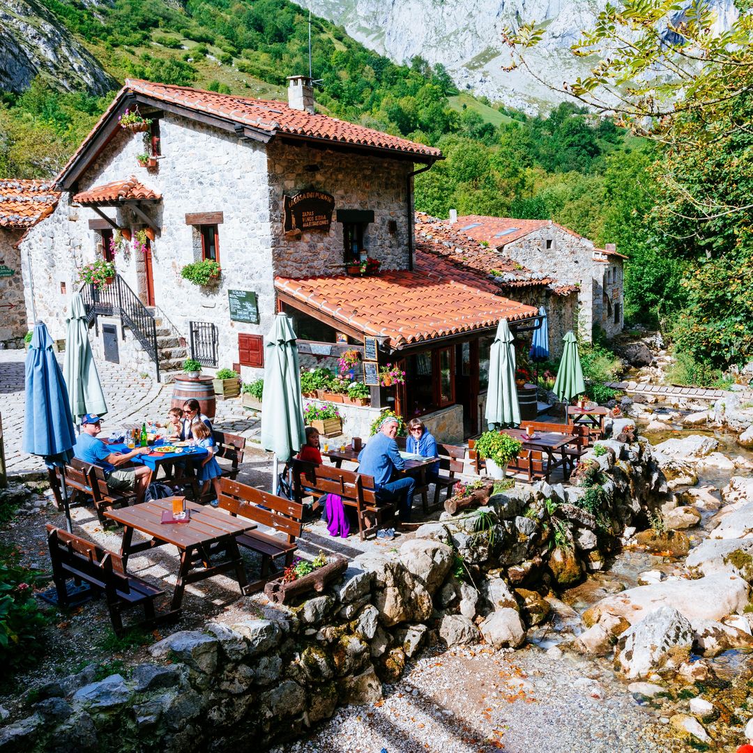 Bulnes, un precioso pueblo en los Picos de Europa, en Asturias, en el municipio de Cabrales