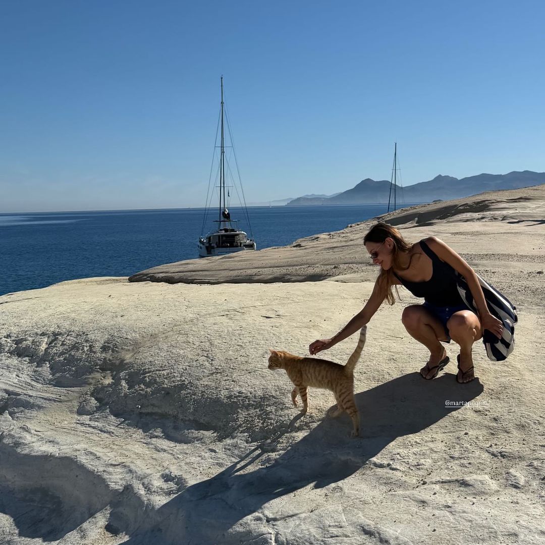 La actriz portuguesa Magui Corceiro durante sus vacaciones del verano de 2026 en la isla griega de Milos, perteneciente al archipiélago de las Cícladas