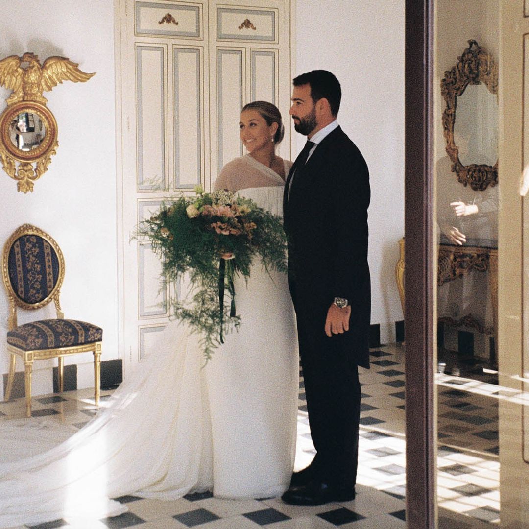 Un ramo XL y un vestido de novia con el cuerpo plisado para la boda en Altea de Paloma