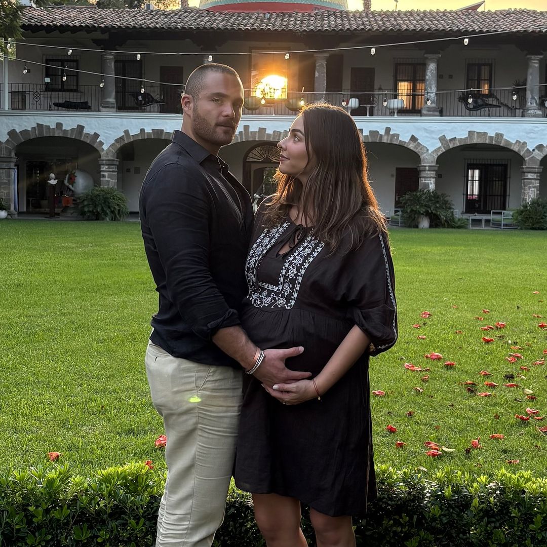Claudia Martín posa guapísima para presumir su 'baby bump' en una escapada romántica con su esposo