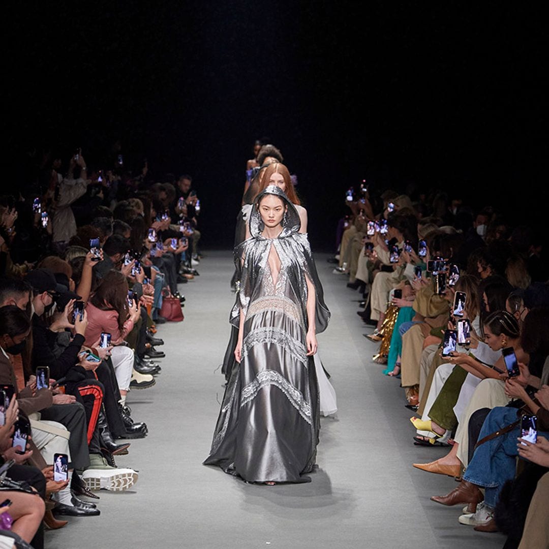 Calidad y artesanía, Alberta Ferretti muestra su colección más atemporal