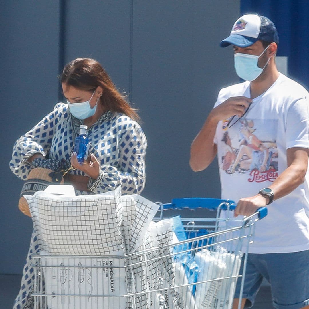 Paula Echevarría y Miguel Torres, de compras por Asturias tras el cumpleaños de la actriz