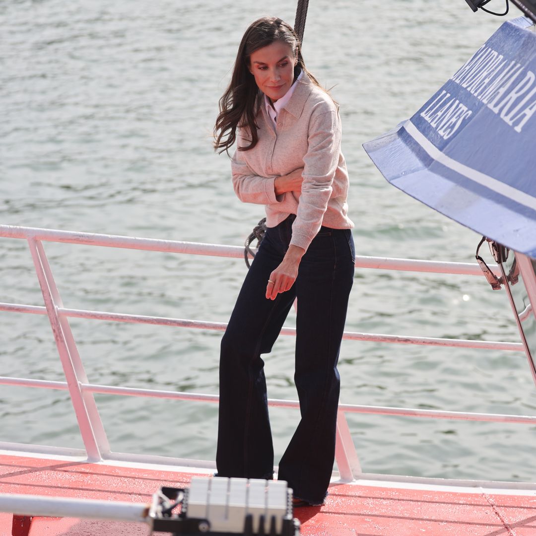El inoportuno resbalón y la aparatosa caída de doña Letizia subida al barco en Llanes junto a su familia