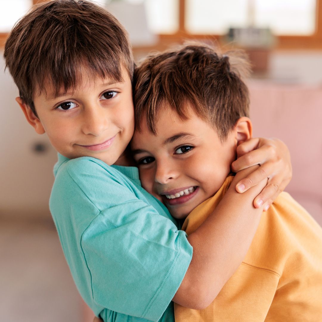 Por qué tu hermano mayor te decía que eras adoptado sin serlo, según una psicóloga