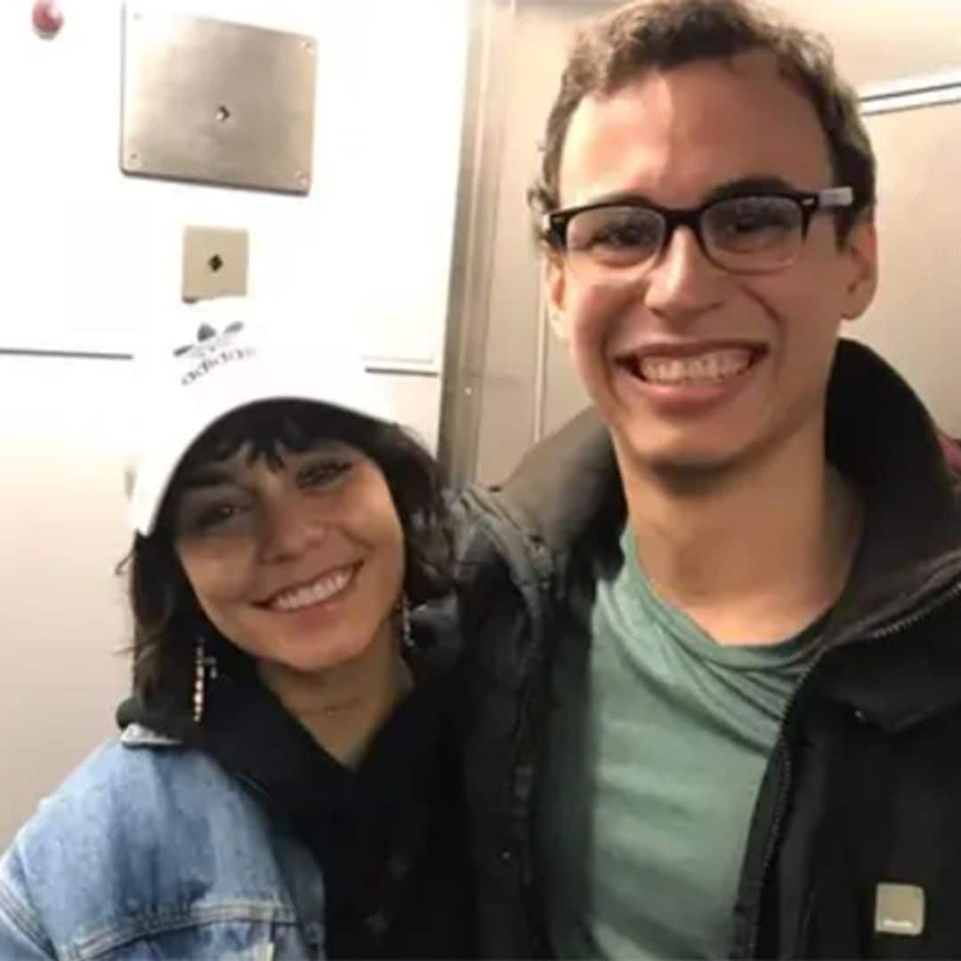 La historia de amor de Vanessa Hudgens... ¡con un desconocido!