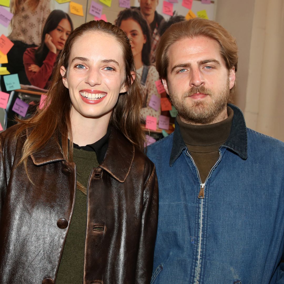 Maya Hawke, hija de Uma Thurman, posa por primera vez con su novio en la alfombra roja