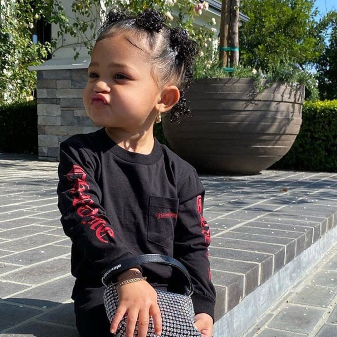 ¡De tal palo, tal astilla! Las poses que Stormi ha aprendido de su madre, Kylie Jenner