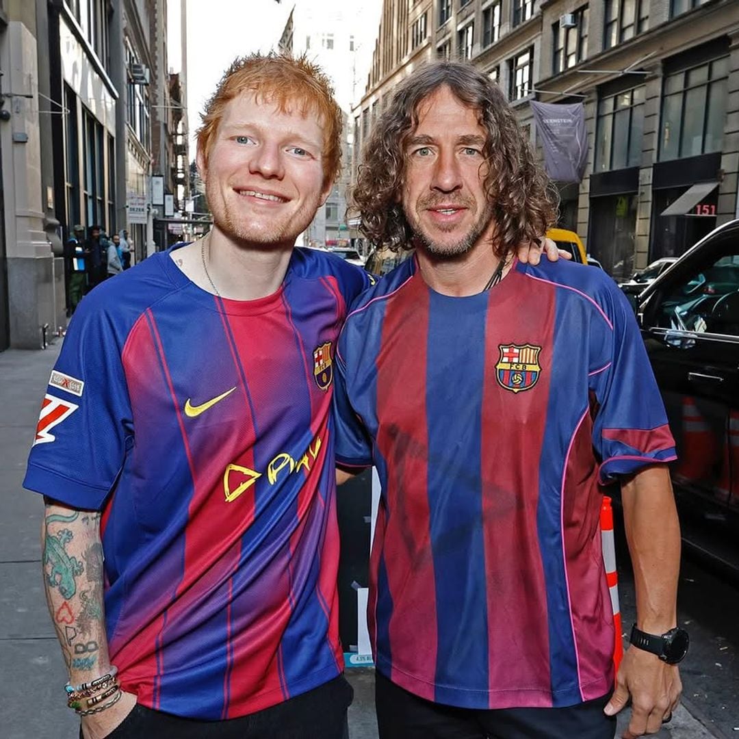 La insólita imagen de Ed Sheeran y Carles Puyol con la camiseta del Barcelona que ha causado furor