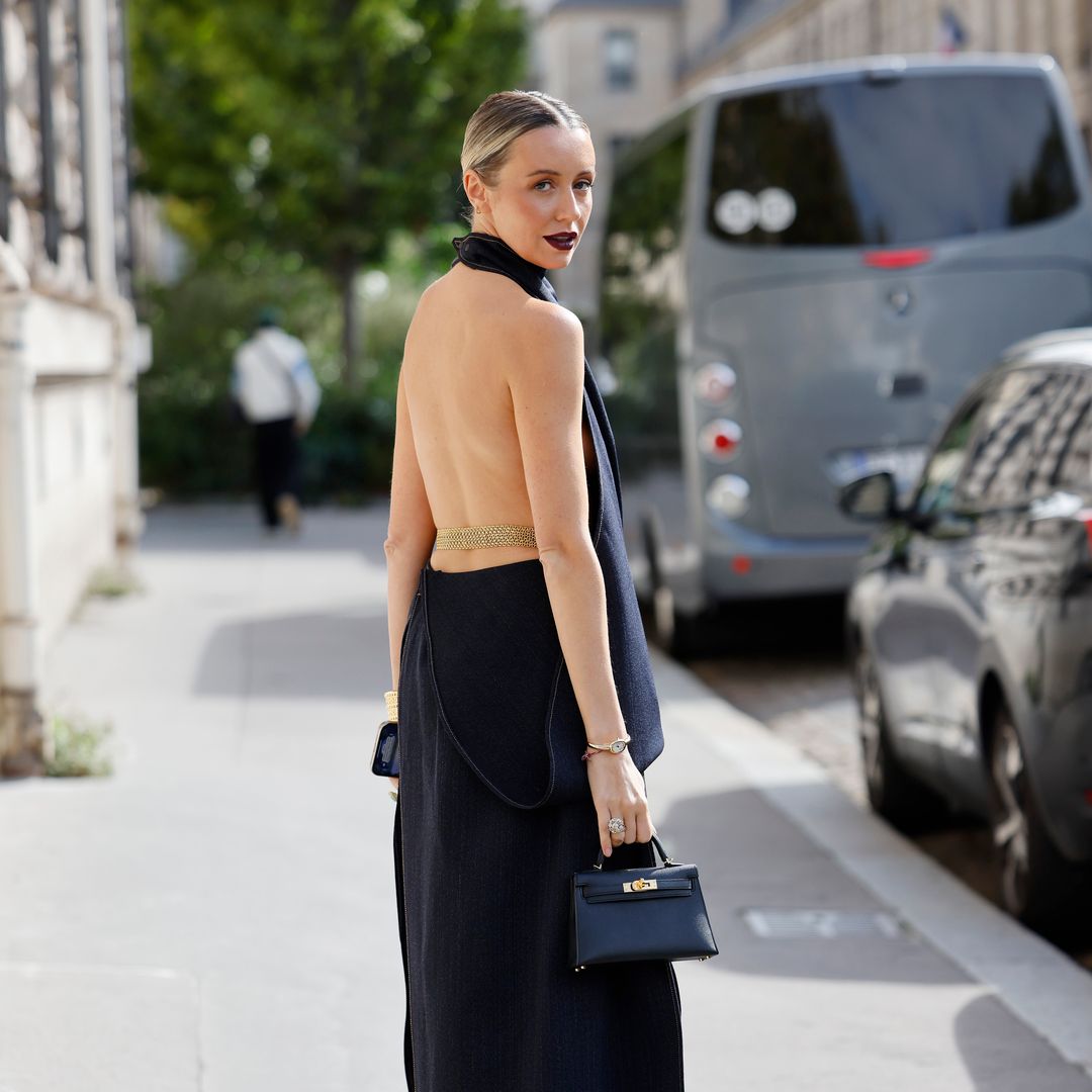Look de street style parisino con top halter de espalda descubierta