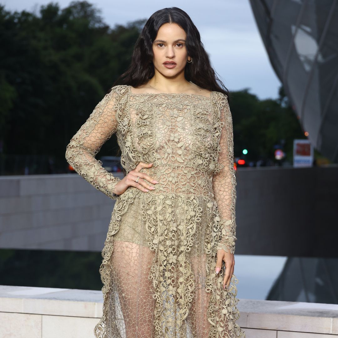 Rosalía, la invitada más romántica de París con su look de vestido de encaje y sandalias metalizadas