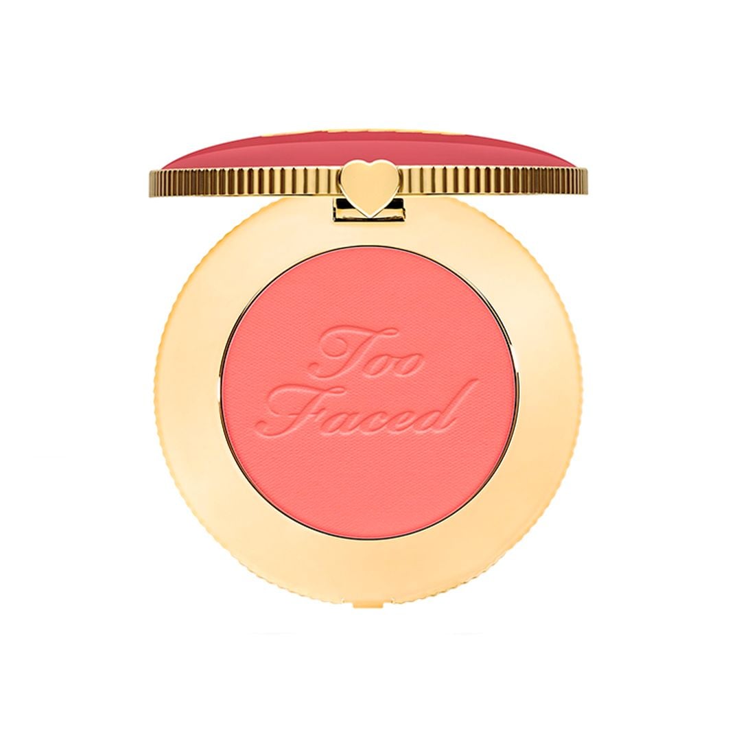 Cloud Crush Blush, de Too Faced (36 euros). De acabado aterciopelado y formulado con una mezcla extractos de flores, este colorete consigue un look uniforme, duradero y modulable a través de un 93% de ingredientes de origen natural.