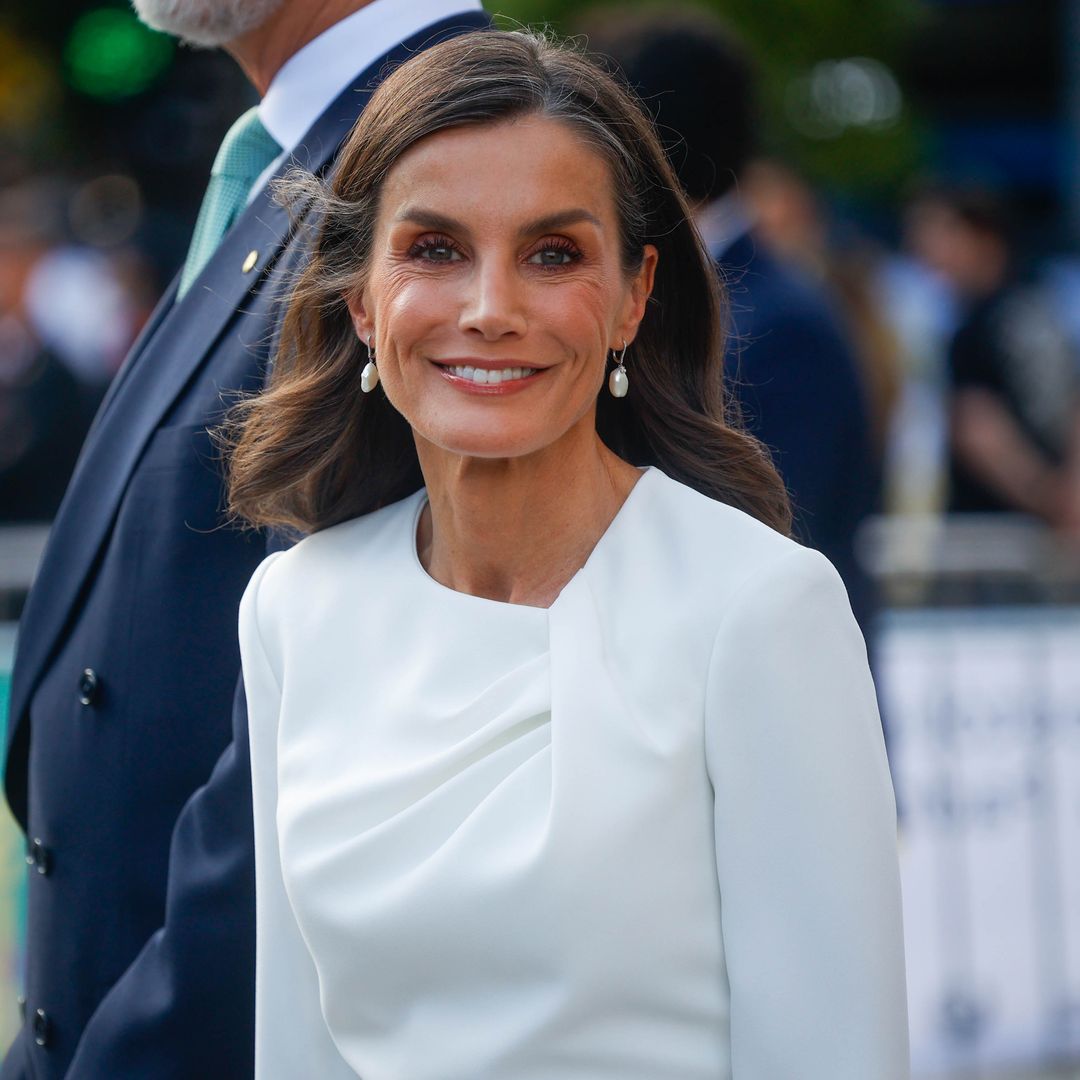 La Reina cierra el círculo en su tercer acto con el pontífice al rescatar el simbólico vestido con el que lo vio convertirse en Santo Padre
