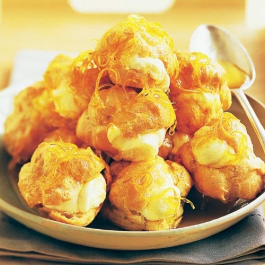 Profiteroles rellenos de crema de limón