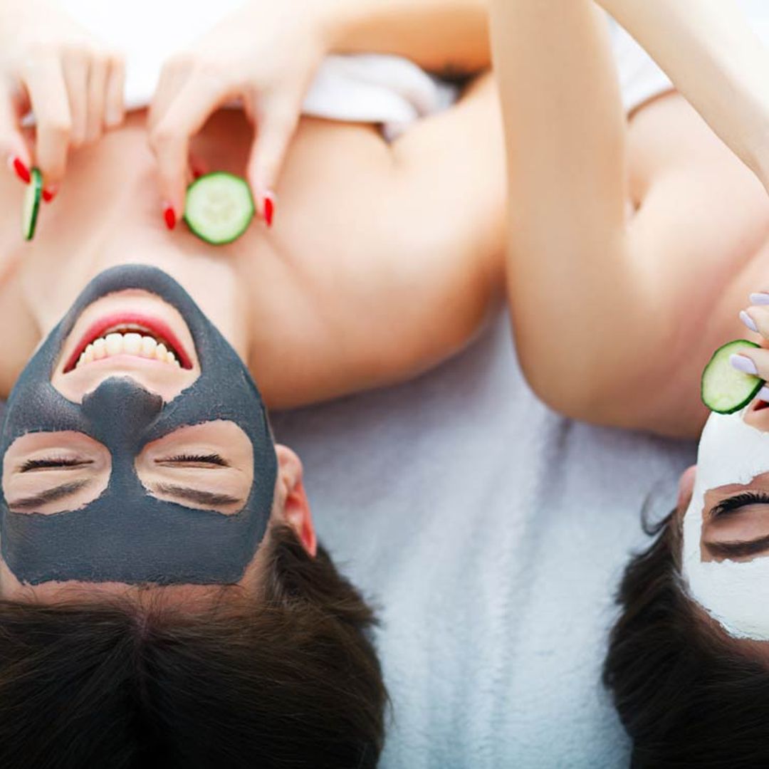 Aceites, mascarillas y trucos para hidratar y nutrir la piel mientras duermes