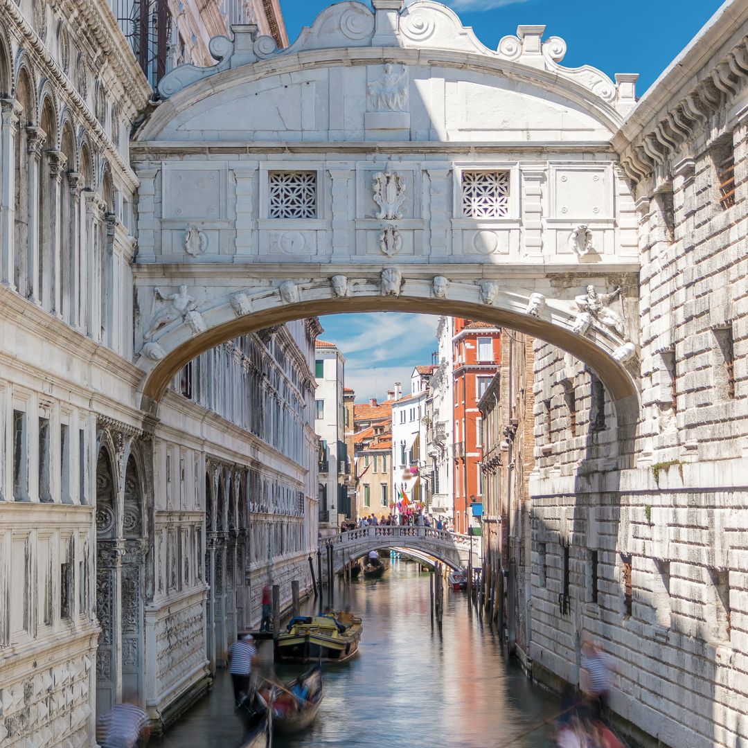 Góndolas navegando desde el puente della Paglia hacia el de los Suspiros, Venecia