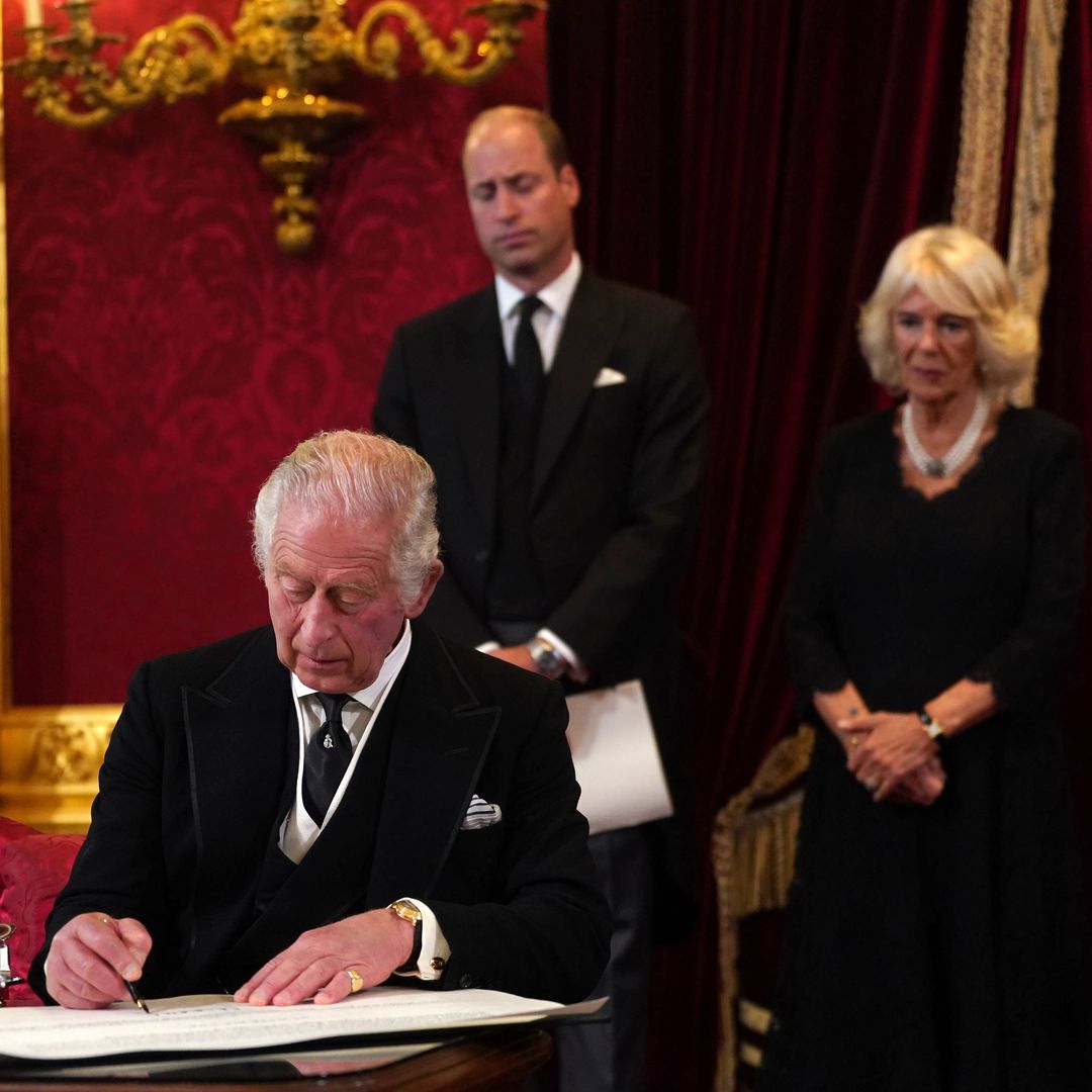 Cuatro años de la "guerra de las plumas": el gesto que delató la complicidad entre el príncipe Guillermo y la reina Camilla