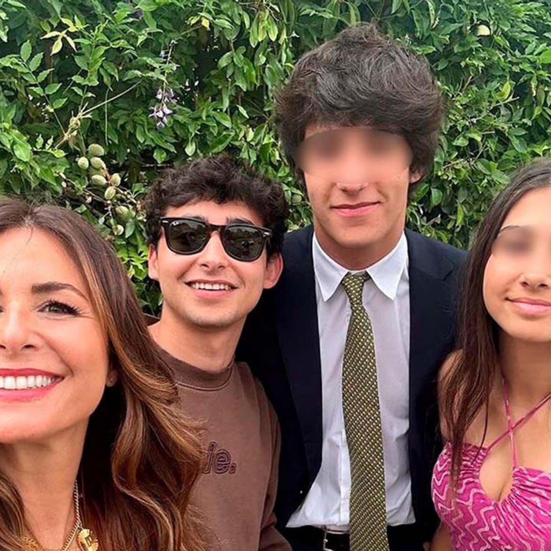 La felicidad de Nuria Roca y Juan del Val, junto a toda su familia, en la graduación de su hijo mediano Pau, de 17 años