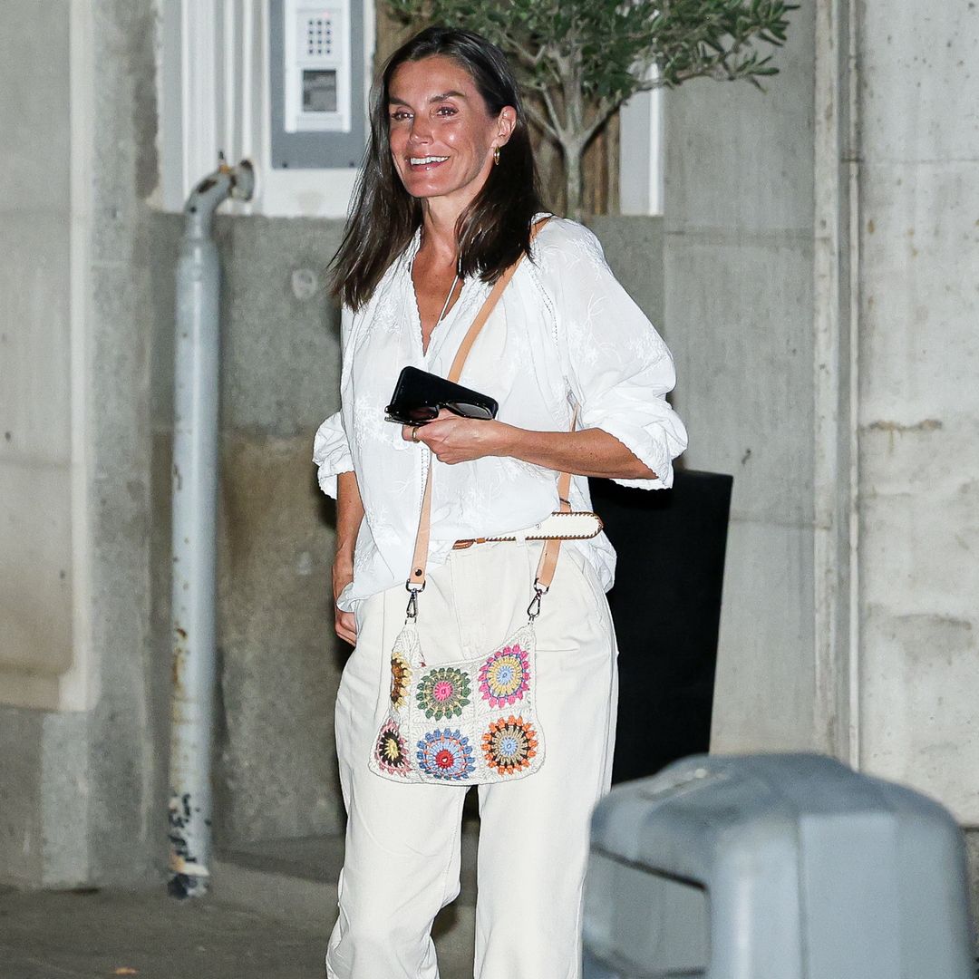 El look 'adlib' de la reina Letizia con artesanía española en su última salida por Madrid