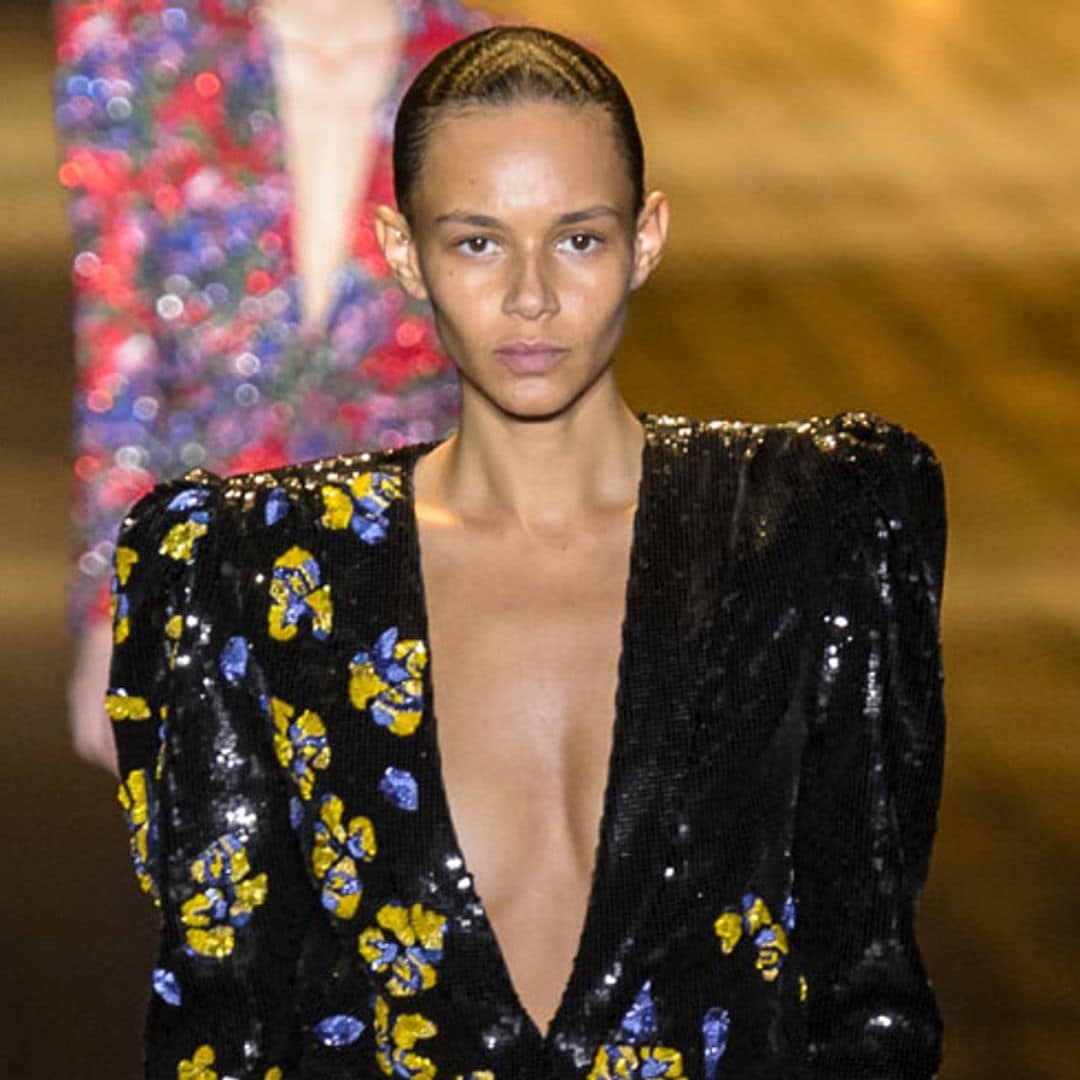 Saint Laurent desafía las bajas temperaturas y desvela cómo llevar minifalda en invierno