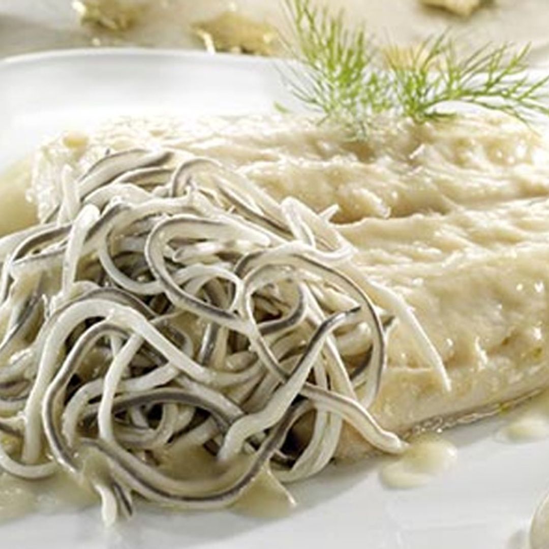 Lomos de merluza con 'txakoli' y gulas