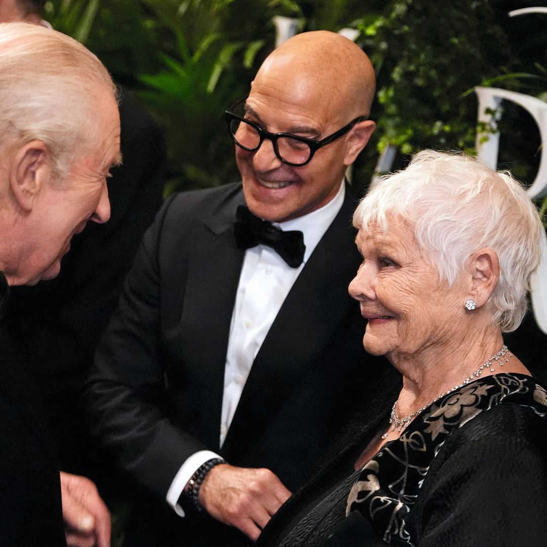 El Rey junto a Judi Dench y Stanley Tucci