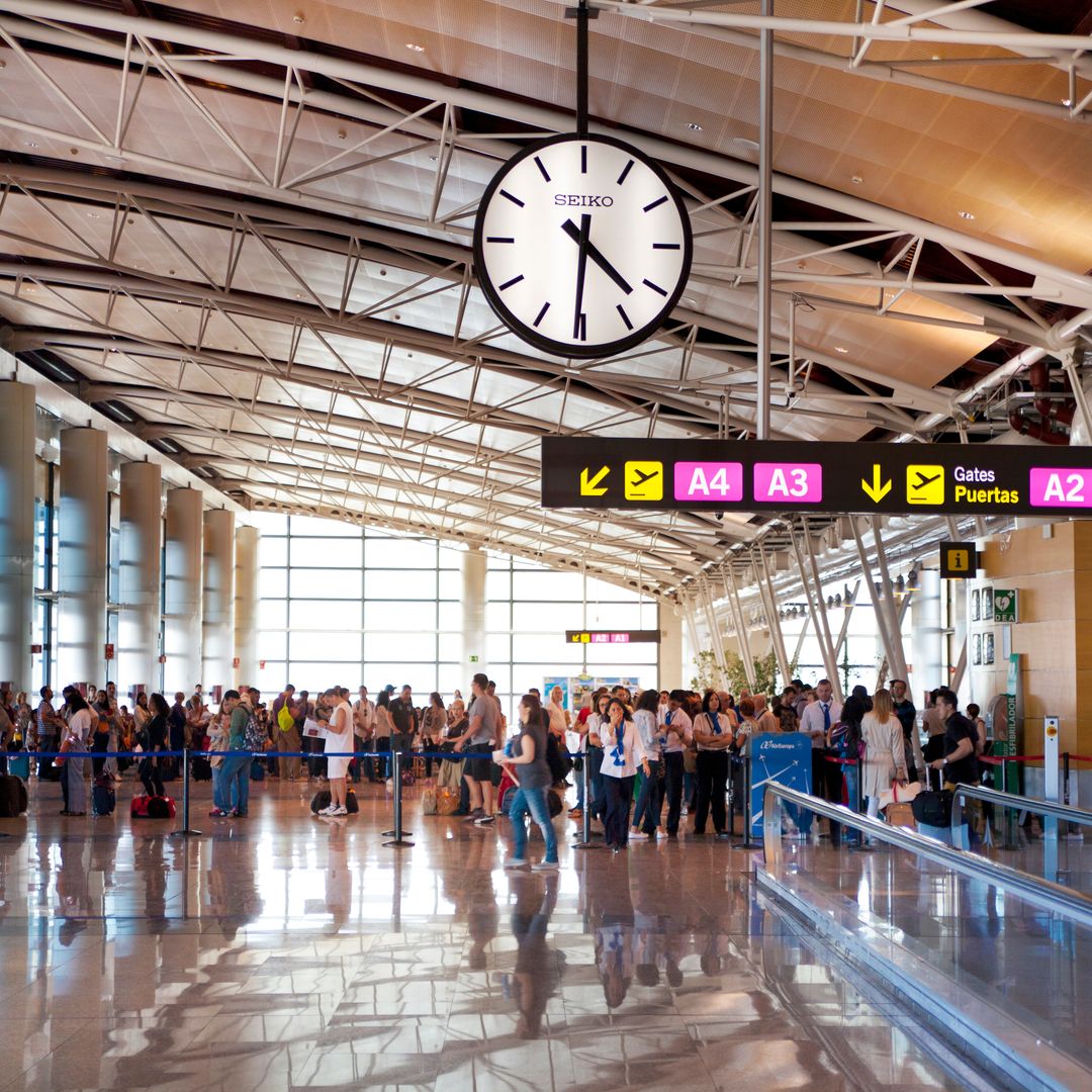 Ni la aerolínea ni el aeropuerto: un experto revela a quién reclamar tu vuelo si lo pierdes por la huelga de Barajas