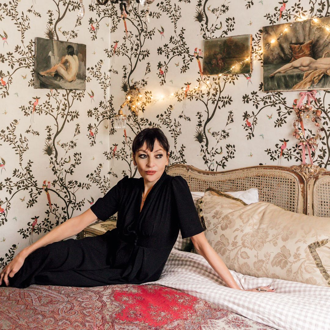 Lowe en uno de los dormitorios, con cama de caña francesa y cortinas de Tony Murphy