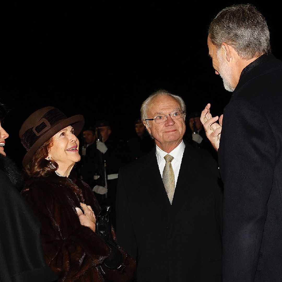 Carlos Gustavo y Silvia de Suecia despiden entre besos y abrazos a los Reyes en el aeropuerto