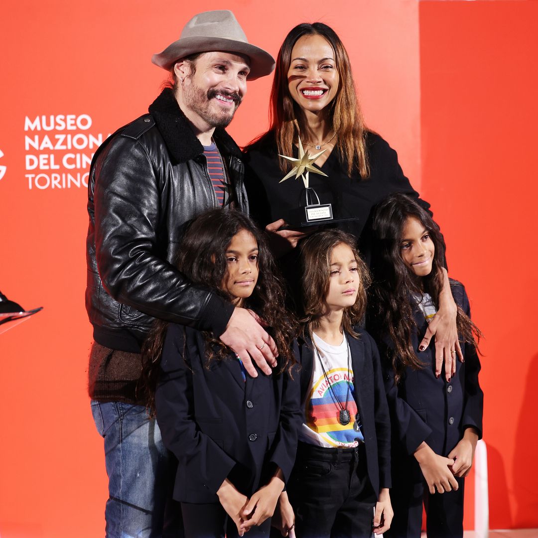 Marco Perego, Zoe Saldana y sus hijos en The National Museum of Cinema el 2 de diciembre, en Turín, Italia.