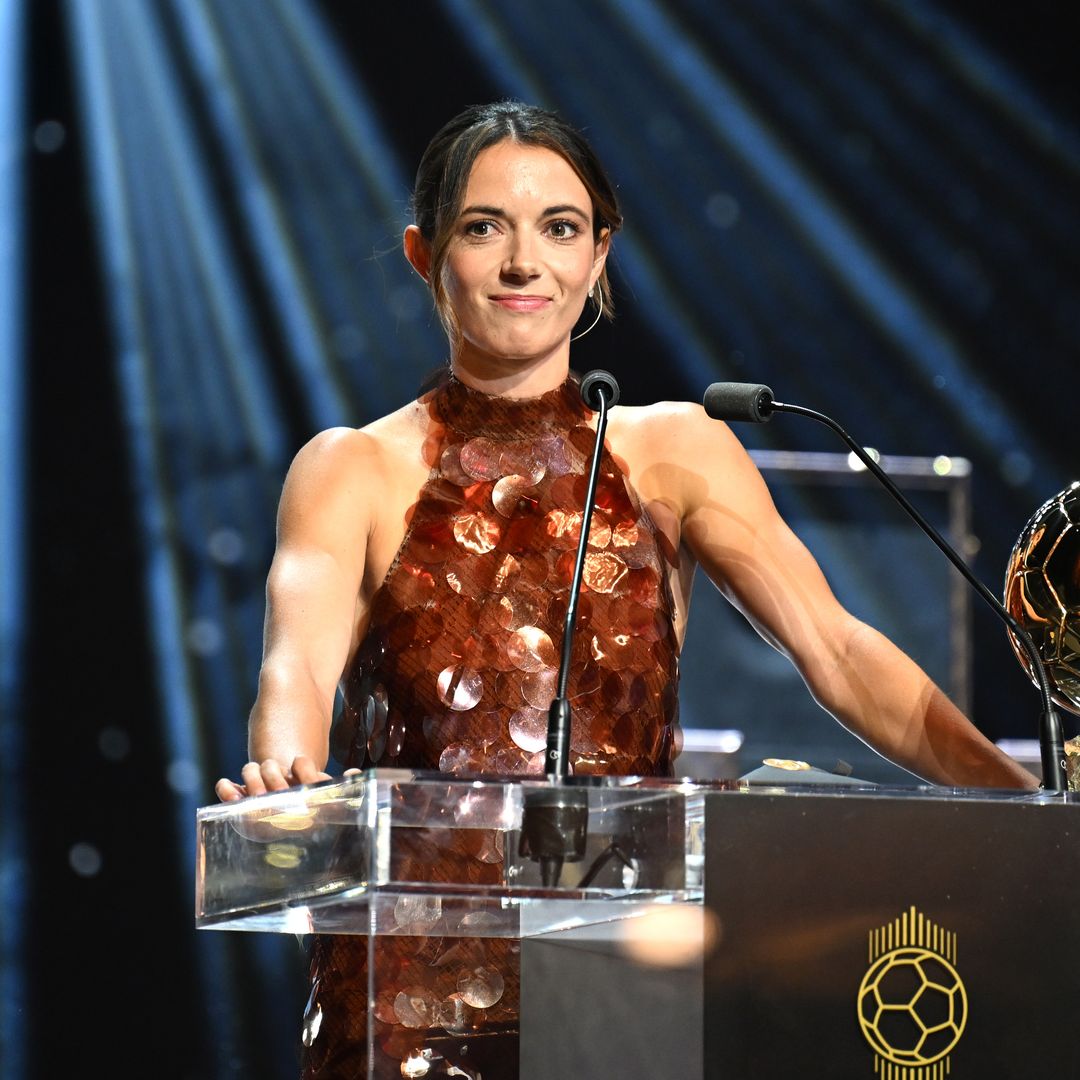 Aitana Bonmatí se baña en lentejuelas para recibir su tercer Balón de Oro: un look para hacer historia