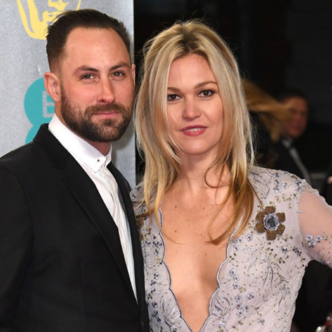 Julia Stiles y el divertido mensaje que anuncia que se ha casado embarazada