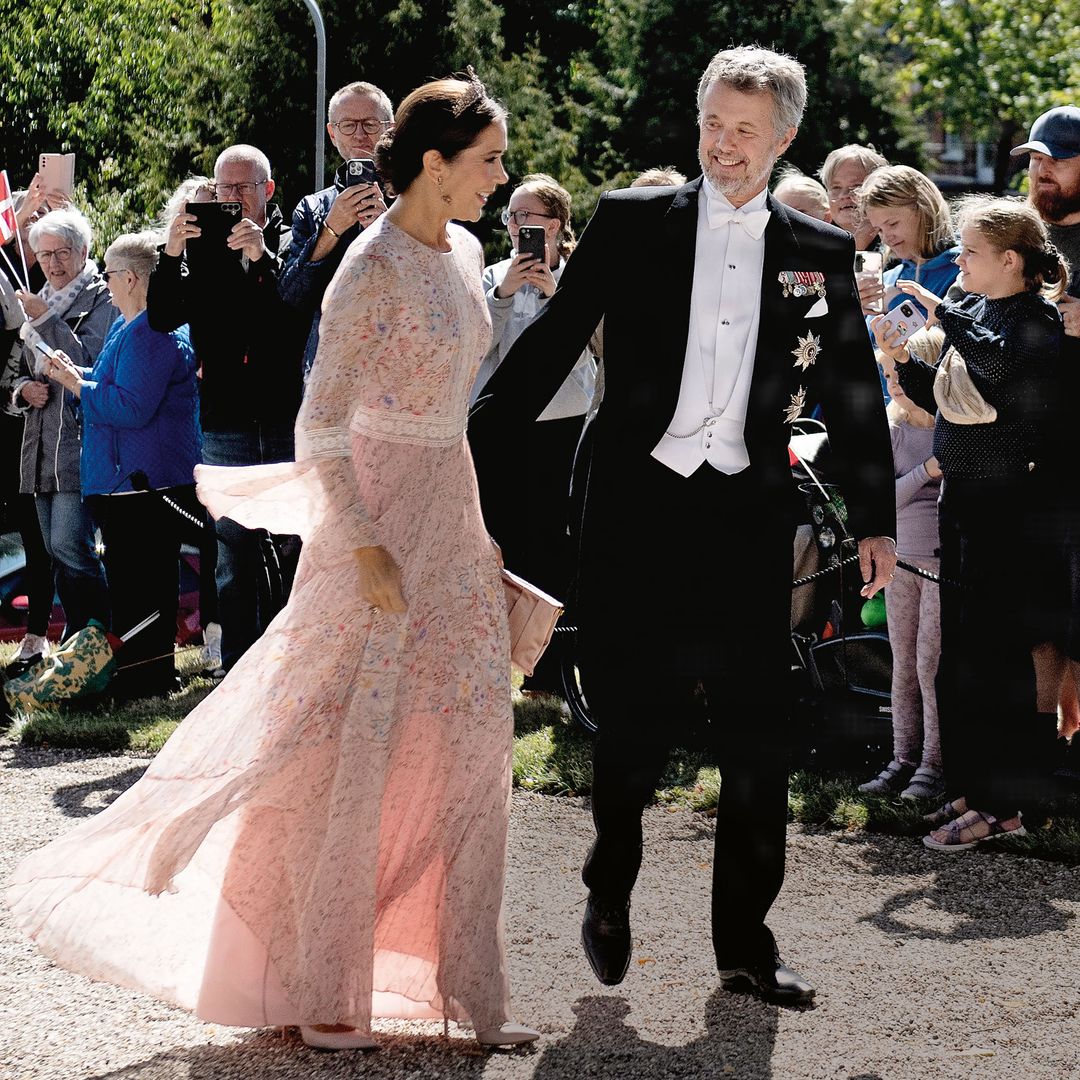 En la imagen, los Reyes llegando a la boda de Gregers Carl Preben Ahlefeldt-Laurvig-Bille con Cecilie Juhl