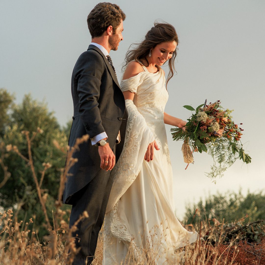La historia de Belén, la novia que eligió un vestido con bordados y capa vintage para su boda en un pueblo de Badajoz