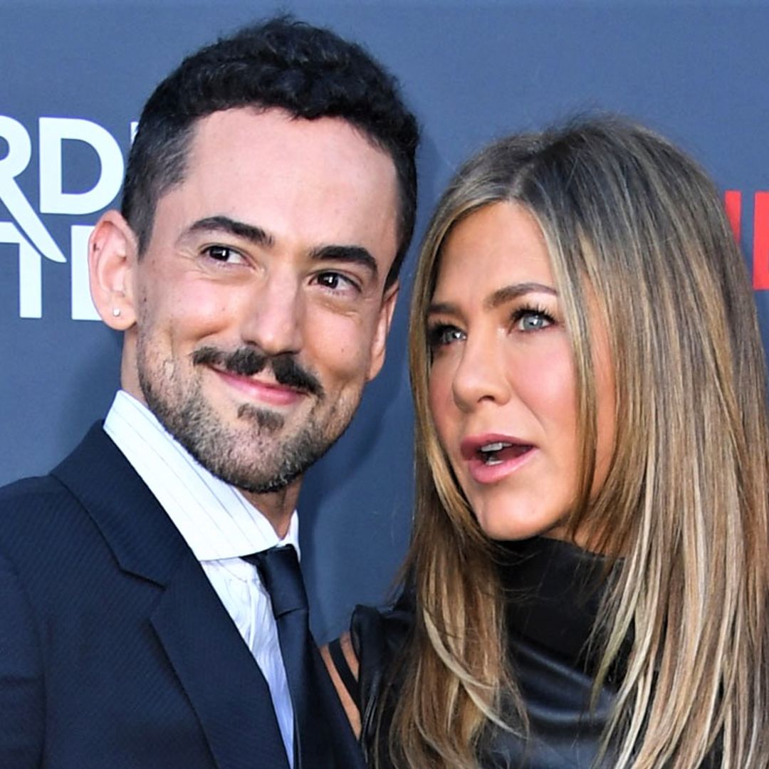Así es Luis Gerardo Méndez, el copresentador de los Premios Platino que se codea con Jennifer Aniston