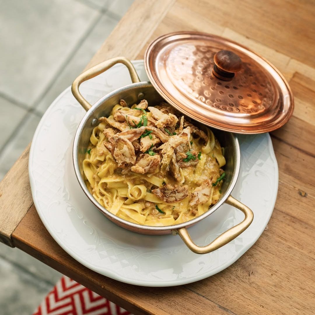 Pasta fresca larga con cordero y su jugo reducido, coronada con queso de SottoSopra
