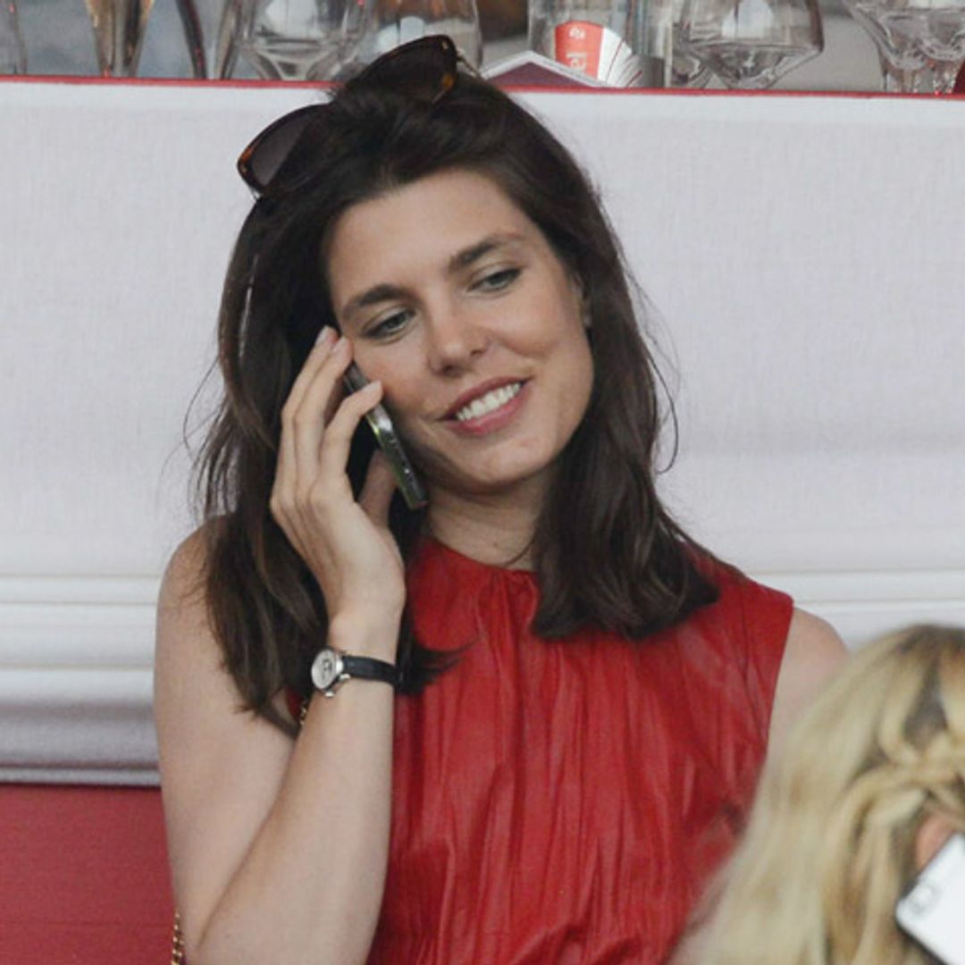 Esa sonrisa la delata... ¿con quién habla Carlota Casiraghi por teléfono?