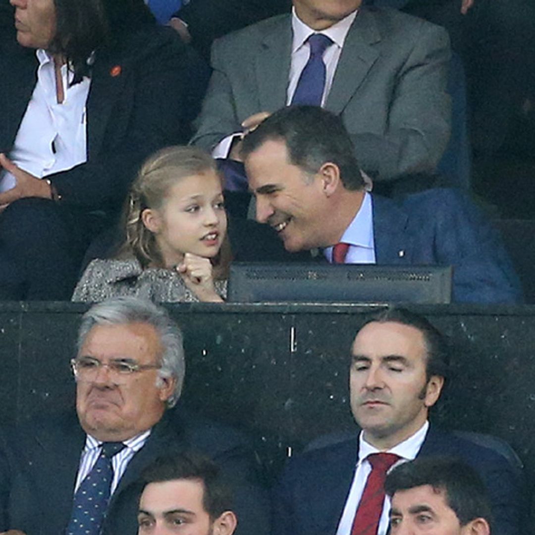 La emoción y curiosidad de la princesa Leonor en su primer partido de fútbol con su padre, el rey Felipe